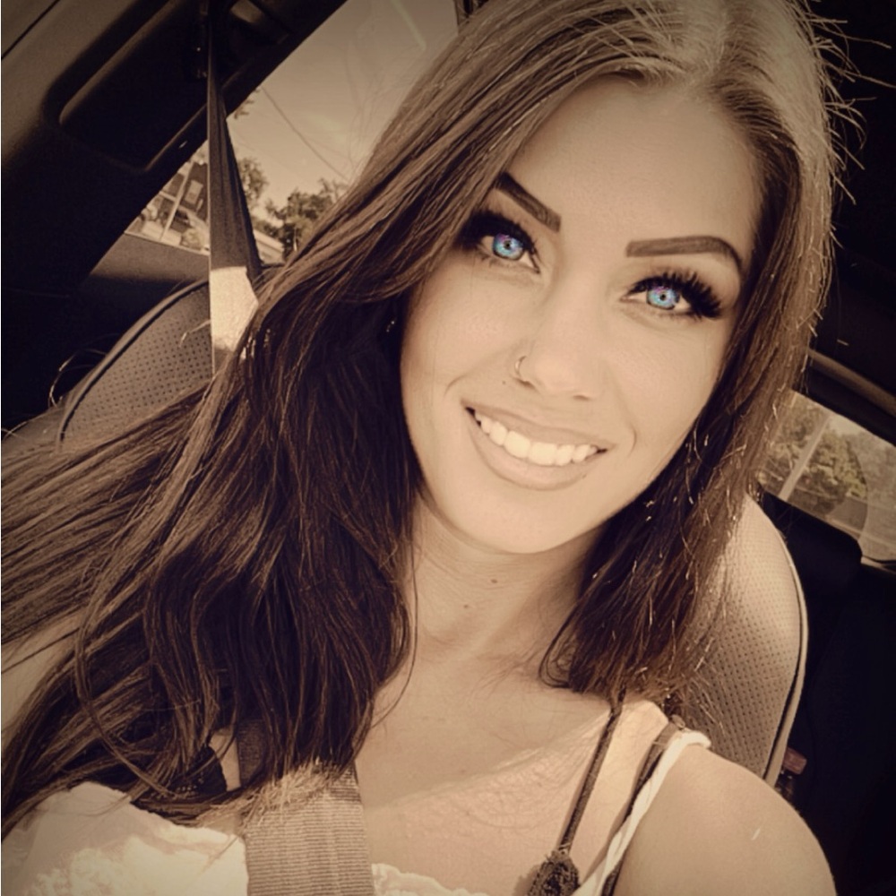 Meet your Posher, Demia